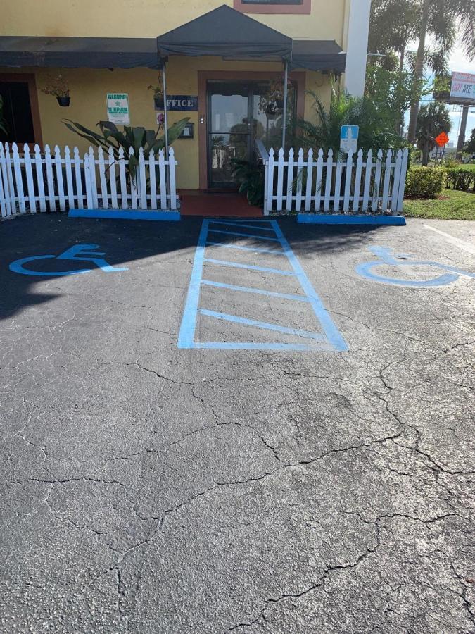 לייק וורת' Sunny Palms Inn מראה חיצוני תמונה